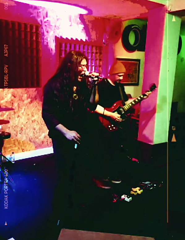 Vocalista e guitarrista no Uncle Joe’s