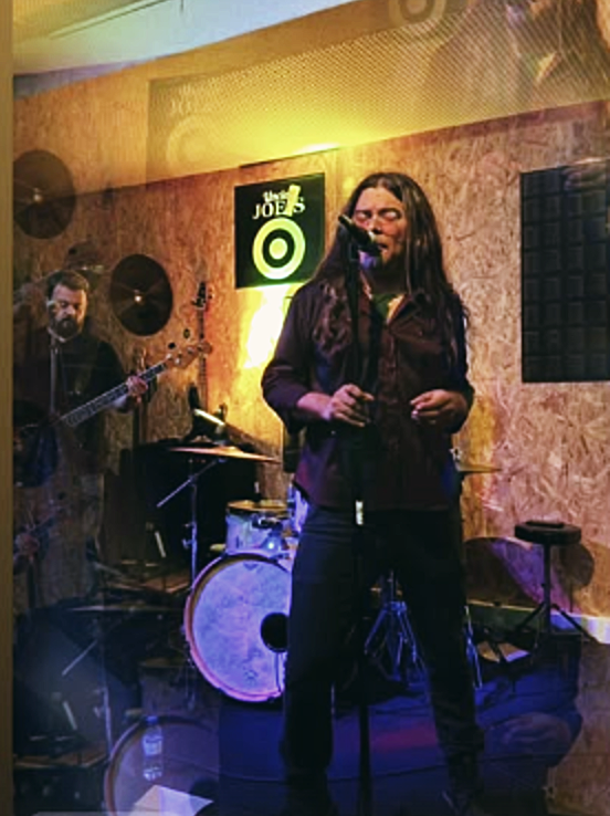 Vocalista ao microfone no Uncle Joe’s